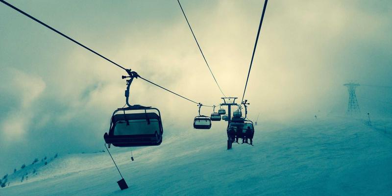 曼哈顿屋顶酒吧的生存之道：户外水龙头防冻与耐用性解决方案，兼谈经典鸡尾酒推荐