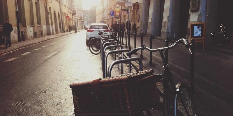 曼哈顿水龙头95：涂鸦风格酒吧里的经典配方与文化密码