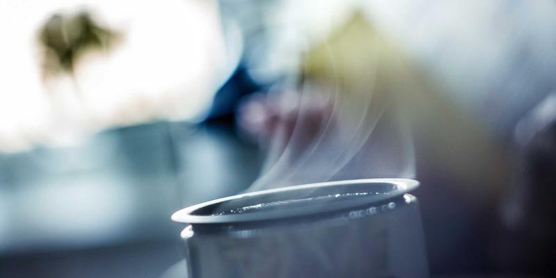 曼哈顿水龙头的秘密：顶级酒店如何用定制饮品配方与鸡尾酒推荐重塑奢华体验