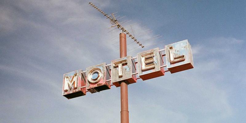 纽约酒吧节水新风尚：从鸡尾酒推荐到涂鸦风格酒吧的绿色革命